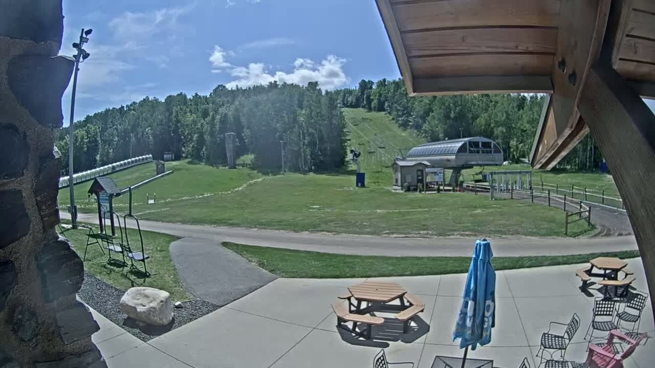 Giants Ridge Main Square, Ski Slopes & Cable Car Live Cam - Biwabik, Saint Louis, Minnesota, USA