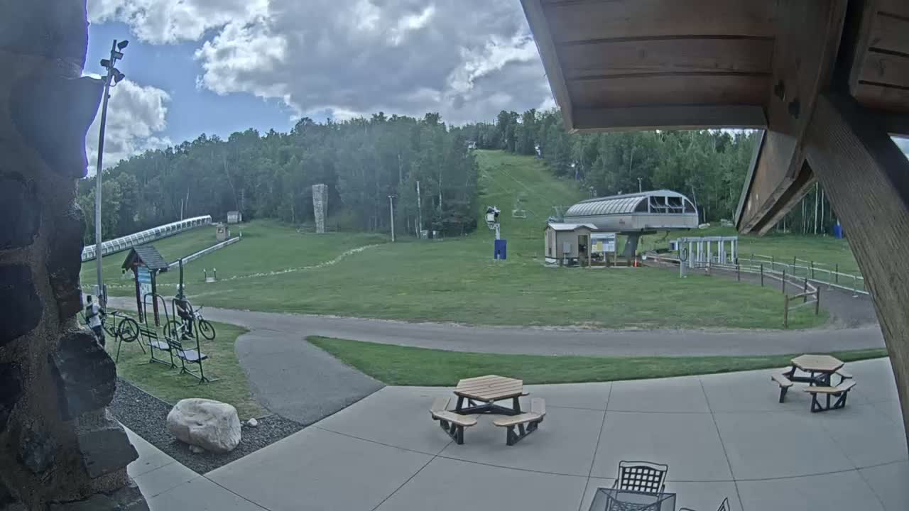 Giants Ridge Main Square, Ski Slopes & Cable Car Live Cam - Biwabik, Saint Louis, Minnesota, USA