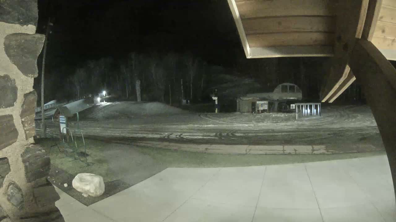 Giants Ridge Main Square, Ski Slopes & Cable Car Live Cam - Biwabik, Saint Louis, Minnesota, USA