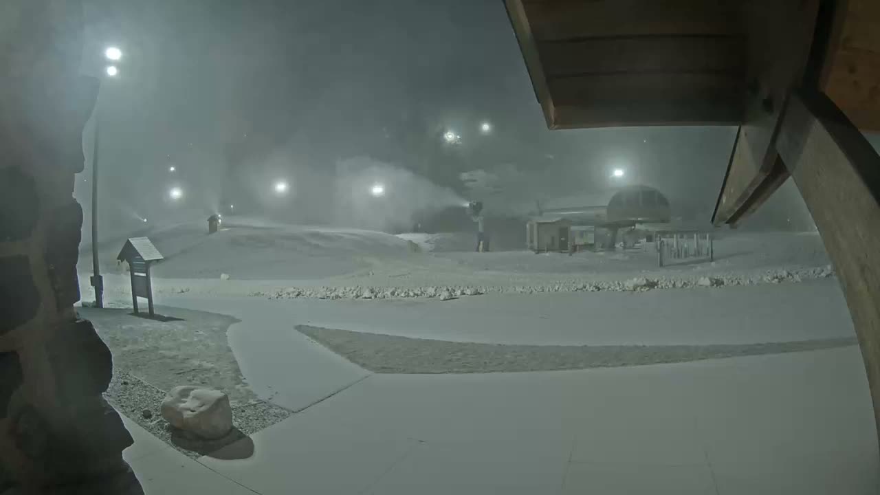 Giants Ridge Main Square, Ski Slopes & Cable Car Live Cam - Biwabik, Saint Louis, Minnesota, USA