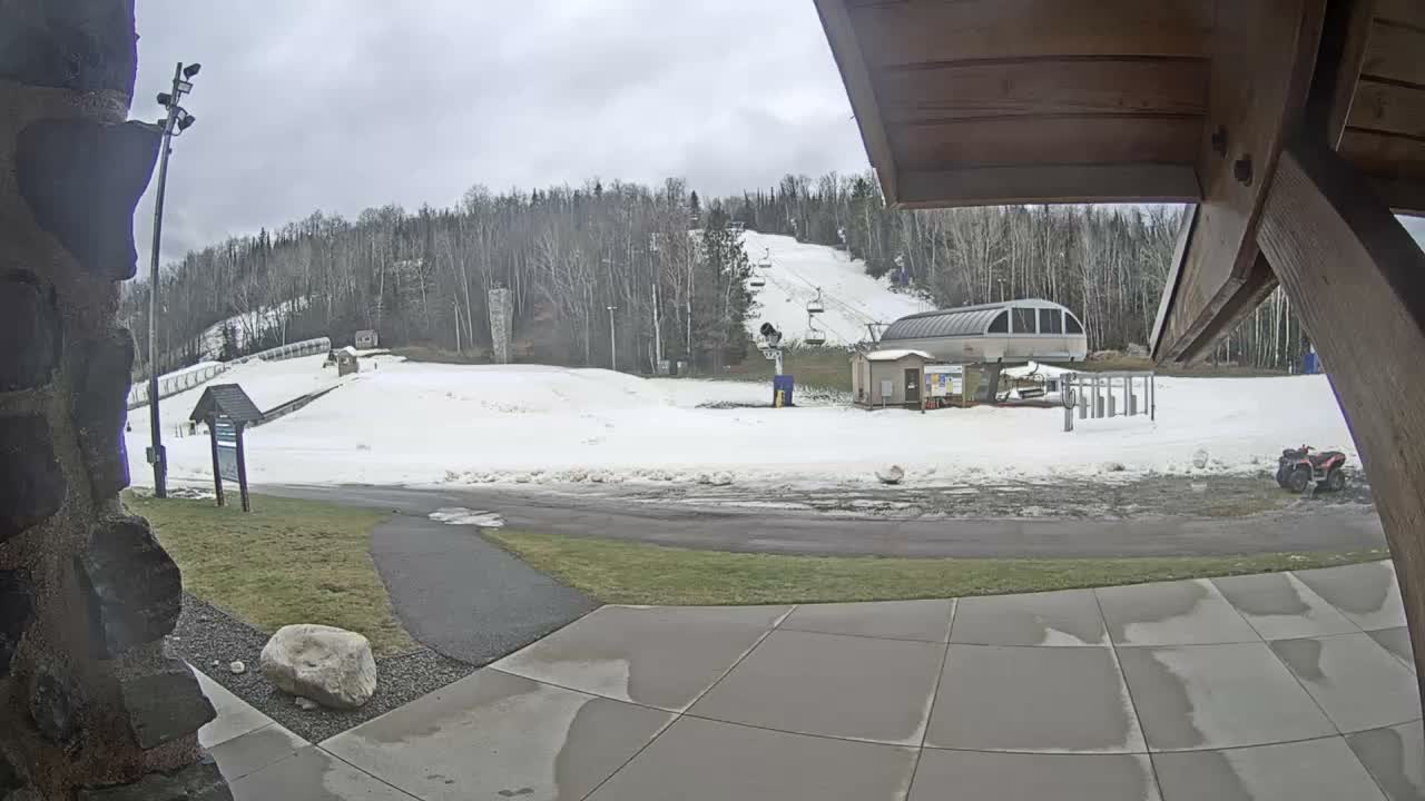 Giants Ridge Main Square, Ski Slopes & Cable Car Live Cam - Biwabik, Saint Louis, Minnesota, USA