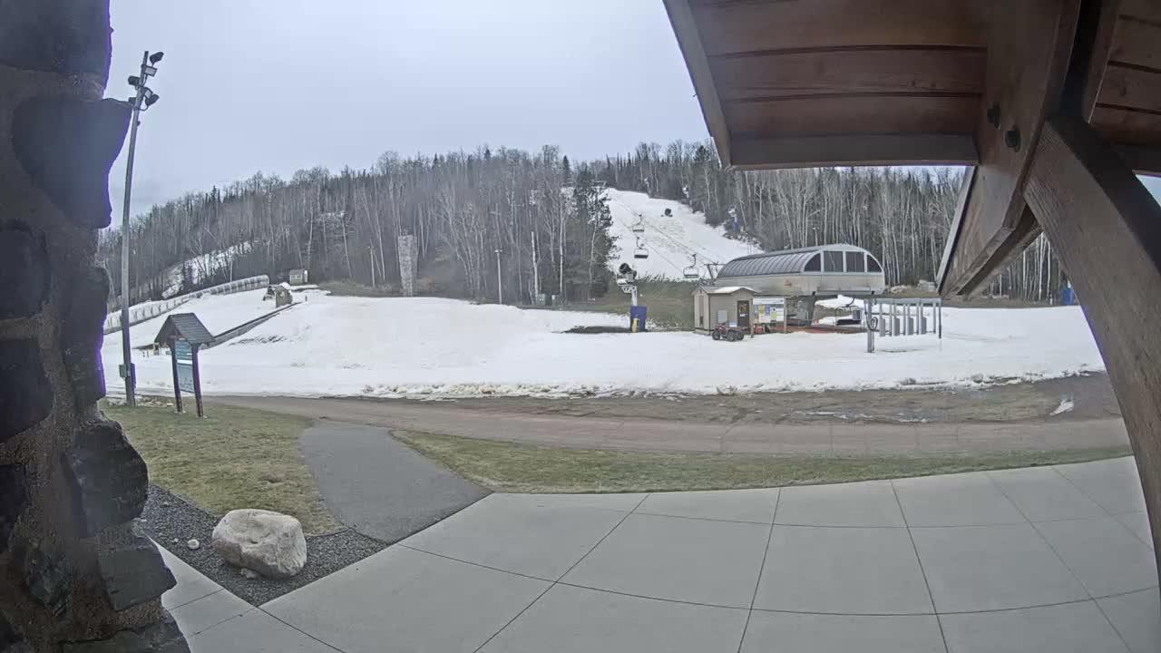Giants Ridge Main Square, Ski Slopes & Cable Car Live Cam - Biwabik, Saint Louis, Minnesota, USA