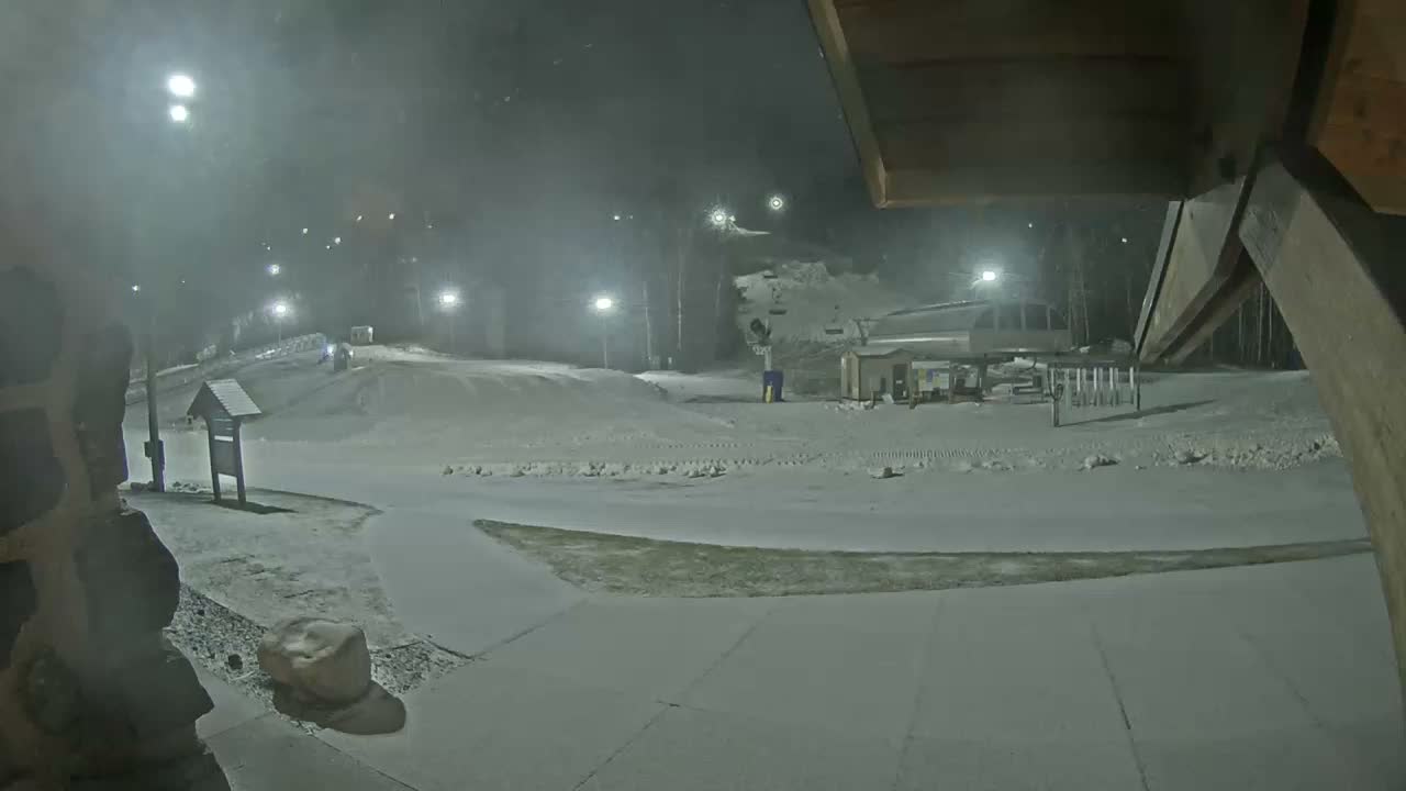 Giants Ridge Main Square, Ski Slopes & Cable Car Live Cam - Biwabik, Saint Louis, Minnesota, USA