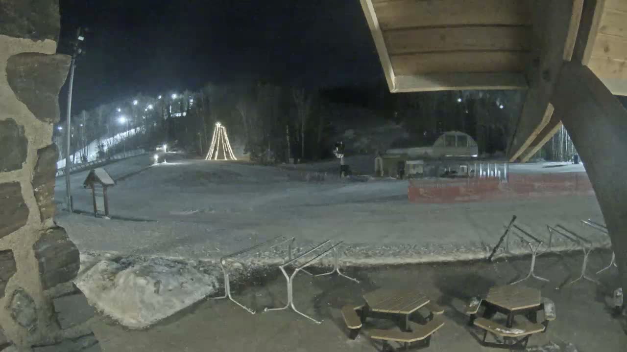 Giants Ridge Main Square, Ski Slopes & Cable Car Live Cam - Biwabik, Saint Louis, Minnesota, USA