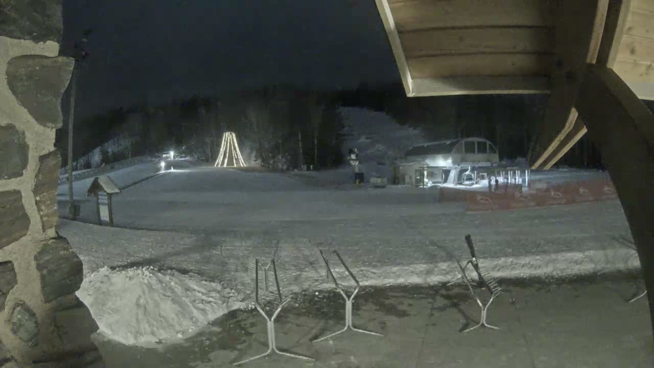 Giants Ridge Main Square, Ski Slopes & Cable Car Live Cam - Biwabik, Saint Louis, Minnesota, USA