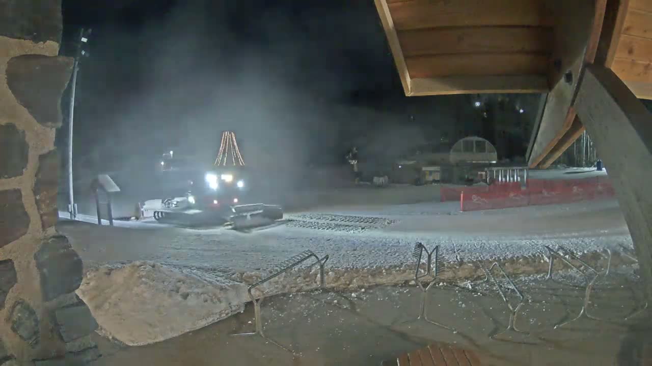 Giants Ridge Main Square, Ski Slopes & Cable Car Live Cam - Biwabik, Saint Louis, Minnesota, USA