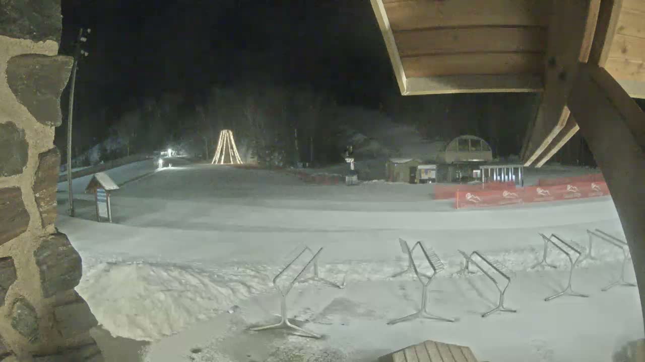 Giants Ridge Main Square, Ski Slopes & Cable Car Live Cam - Biwabik, Saint Louis, Minnesota, USA