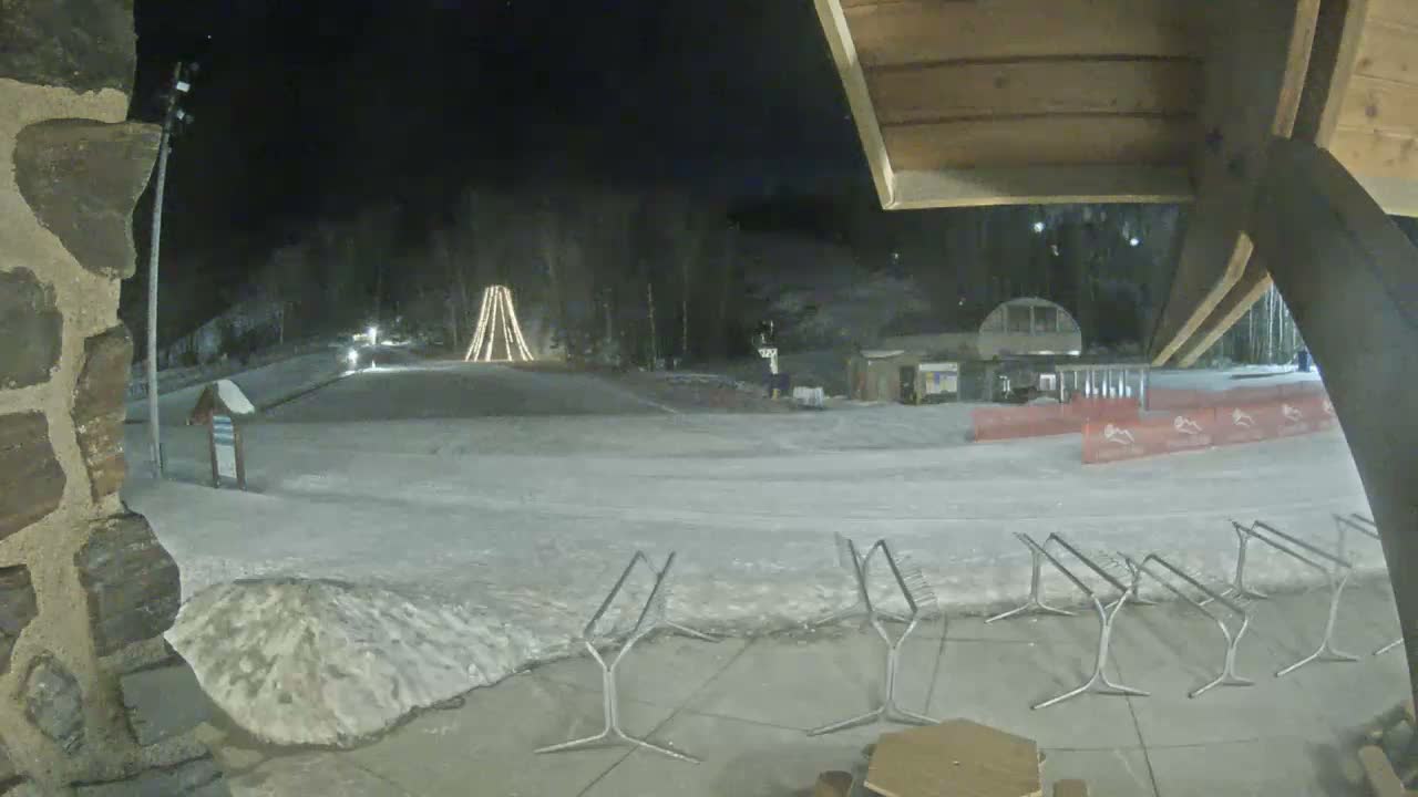 Giants Ridge Main Square, Ski Slopes & Cable Car Live Cam - Biwabik, Saint Louis, Minnesota, USA
