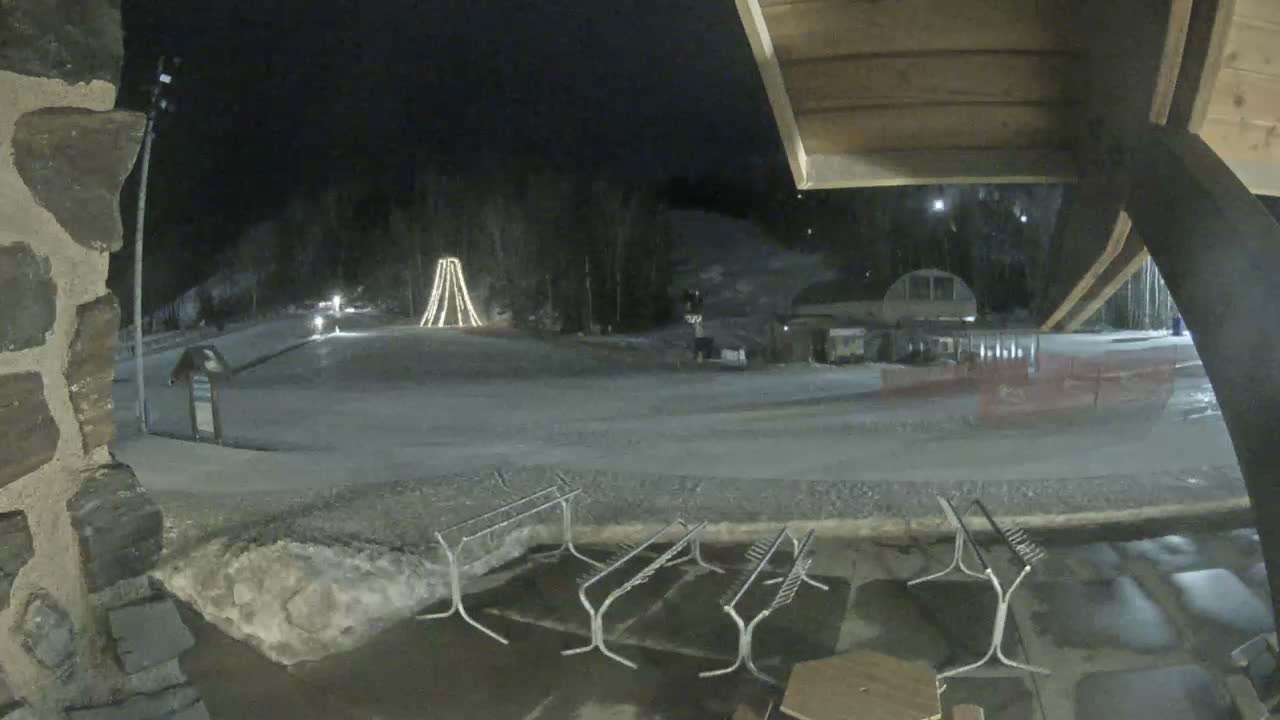 Giants Ridge Main Square, Ski Slopes & Cable Car Live Cam - Biwabik, Saint Louis, Minnesota, USA