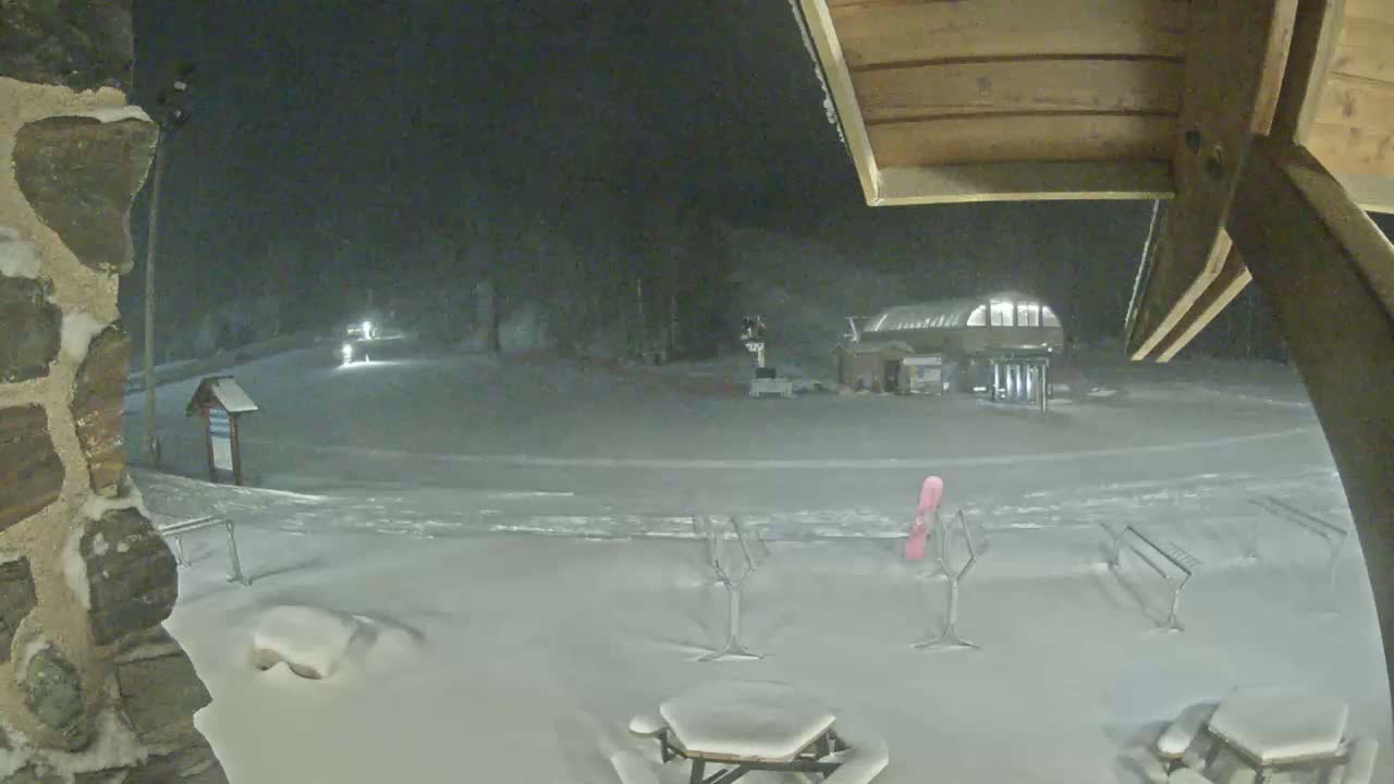 Giants Ridge Main Square, Ski Slopes & Cable Car Live Cam - Biwabik, Saint Louis, Minnesota, USA