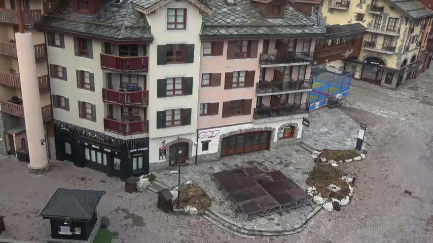 Les Arcs, Arc 1950 Ski Village Live Cam - Bourg-Saint-Maurice, Savoie, Auvergne-Rhône-Alpes, France