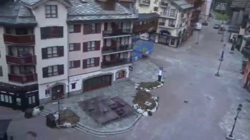 Les Arcs, Arc 1950 Ski Village Live Cam - Bourg-Saint-Maurice, Savoie, Auvergne-Rhône-Alpes, France