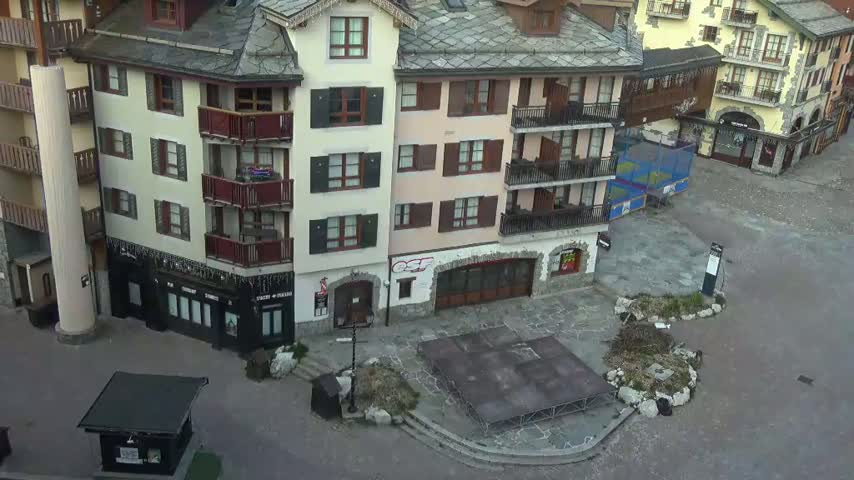 Les Arcs, Arc 1950 Ski Village Live Cam - Bourg-Saint-Maurice, Savoie, Auvergne-Rhône-Alpes, France