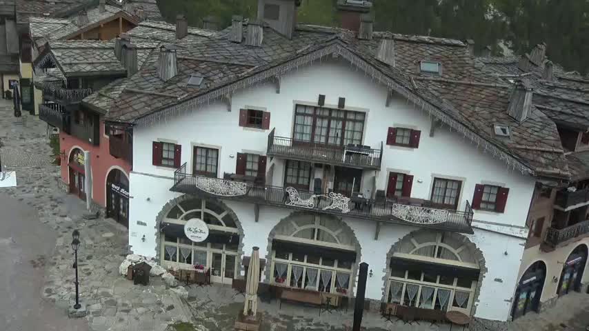 Les Arcs, Arc 1950 Ski Village Live Cam - Bourg-Saint-Maurice, Savoie, Auvergne-Rhône-Alpes, France