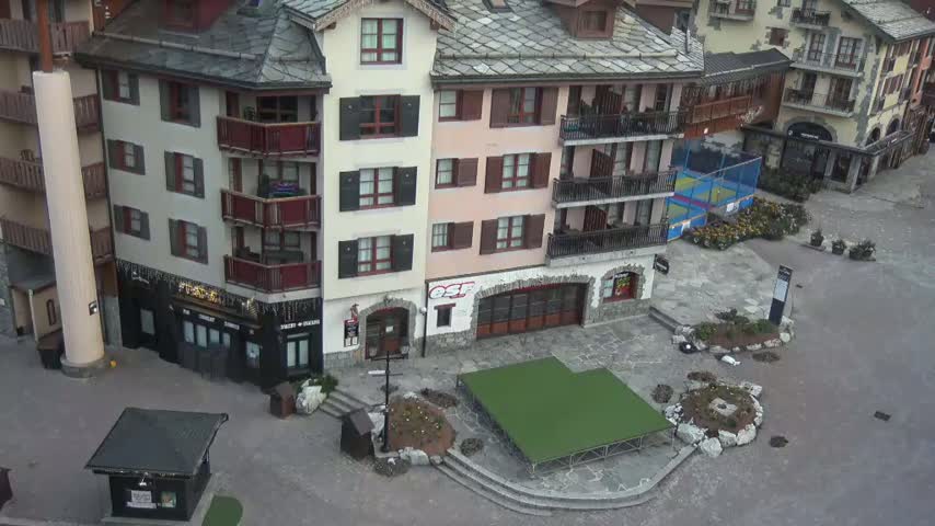 Les Arcs, Arc 1950 Ski Village Live Cam - Bourg-Saint-Maurice, Savoie, Auvergne-Rhône-Alpes, France