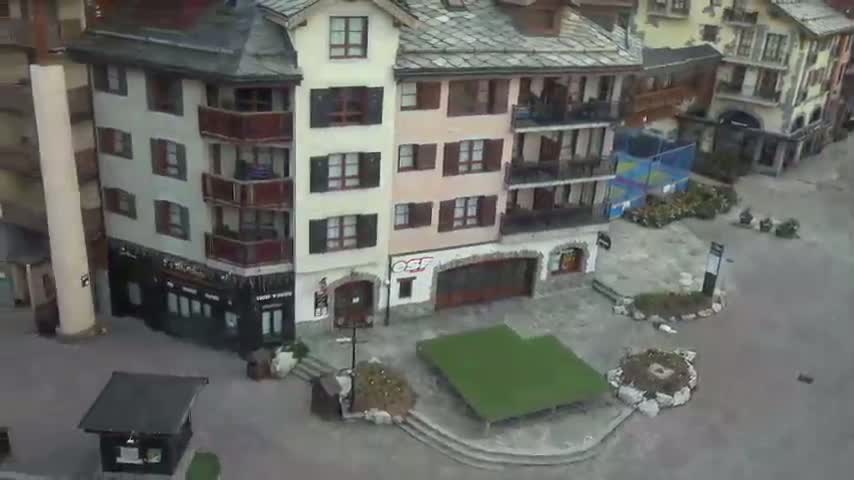 Les Arcs, Arc 1950 Ski Village Live Cam - Bourg-Saint-Maurice, Savoie, Auvergne-Rhône-Alpes, France