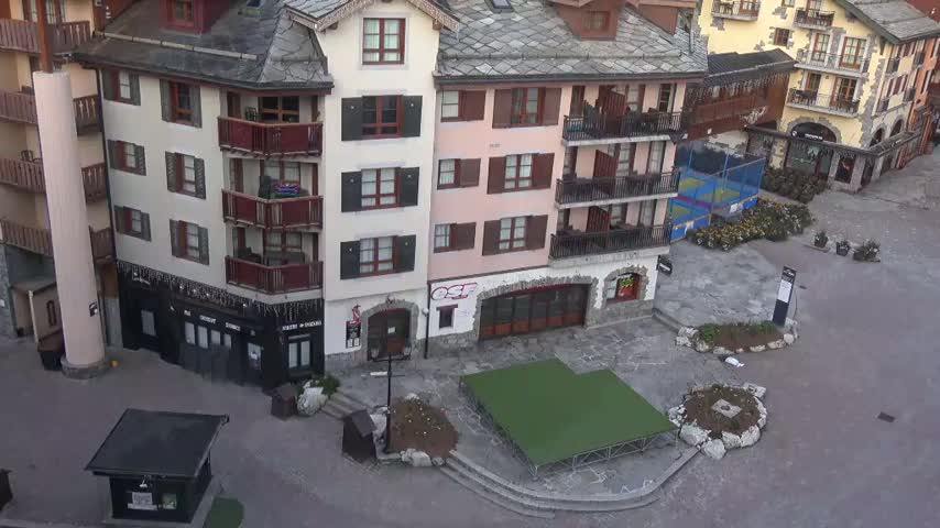 Les Arcs, Arc 1950 Ski Village Live Cam - Bourg-Saint-Maurice, Savoie, Auvergne-Rhône-Alpes, France