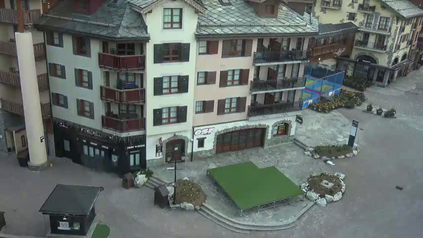 Les Arcs, Arc 1950 Ski Village Live Cam - Bourg-Saint-Maurice, Savoie, Auvergne-Rhône-Alpes, France