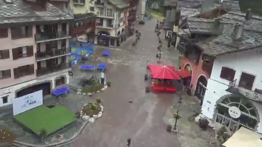 Les Arcs, Arc 1950 Ski Village Live Cam - Bourg-Saint-Maurice, Savoie, Auvergne-Rhône-Alpes, France