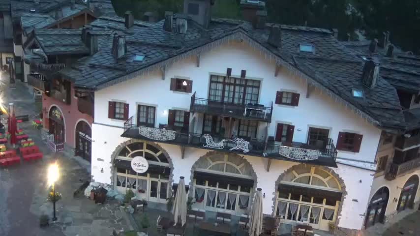 Les Arcs, Arc 1950 Ski Village Live Cam - Bourg-Saint-Maurice, Savoie, Auvergne-Rhône-Alpes, France
