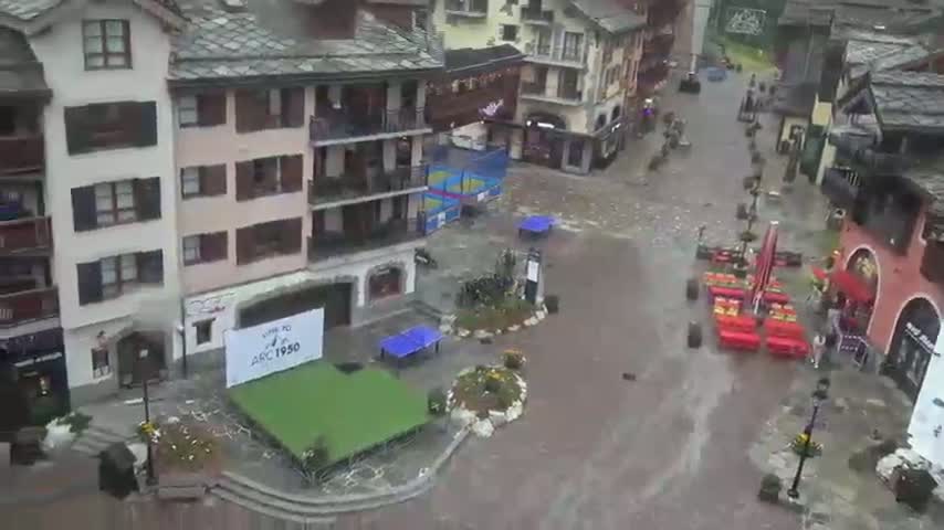 Les Arcs, Arc 1950 Ski Village Live Cam - Bourg-Saint-Maurice, Savoie, Auvergne-Rhône-Alpes, France