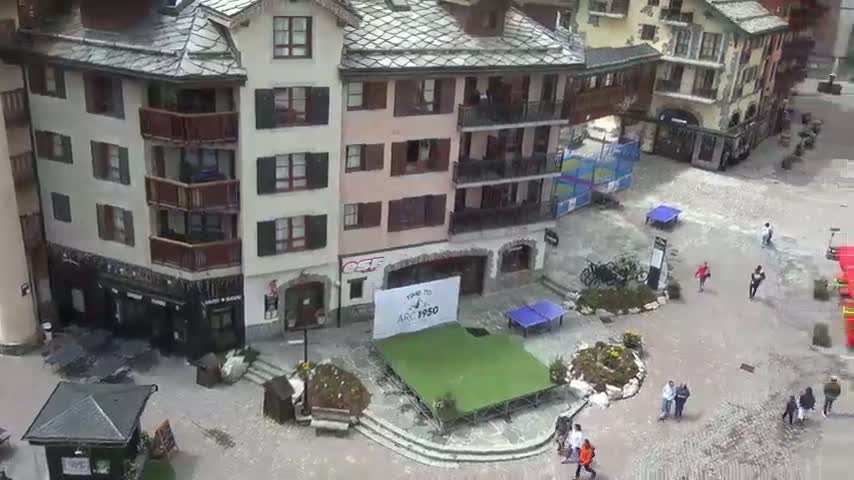 Les Arcs, Arc 1950 Ski Village Live Cam - Bourg-Saint-Maurice, Savoie, Auvergne-Rhône-Alpes, France