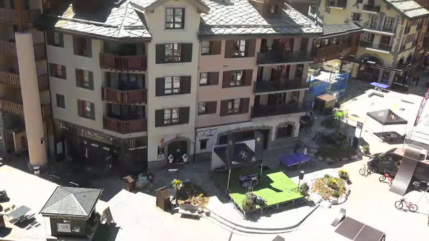 Les Arcs, Arc 1950 Ski Village Live Cam - Bourg-Saint-Maurice, Savoie, Auvergne-Rhône-Alpes, France