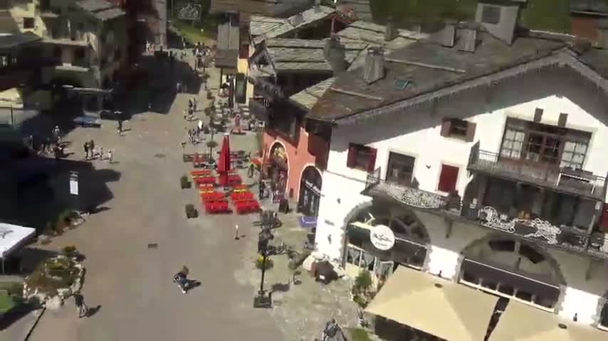 Les Arcs, Arc 1950 Ski Village Live Cam - Bourg-Saint-Maurice, Savoie, Auvergne-Rhône-Alpes, France
