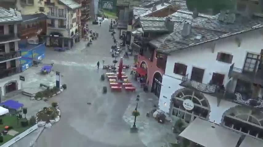 Les Arcs, Arc 1950 Ski Village Live Cam - Bourg-Saint-Maurice, Savoie, Auvergne-Rhône-Alpes, France
