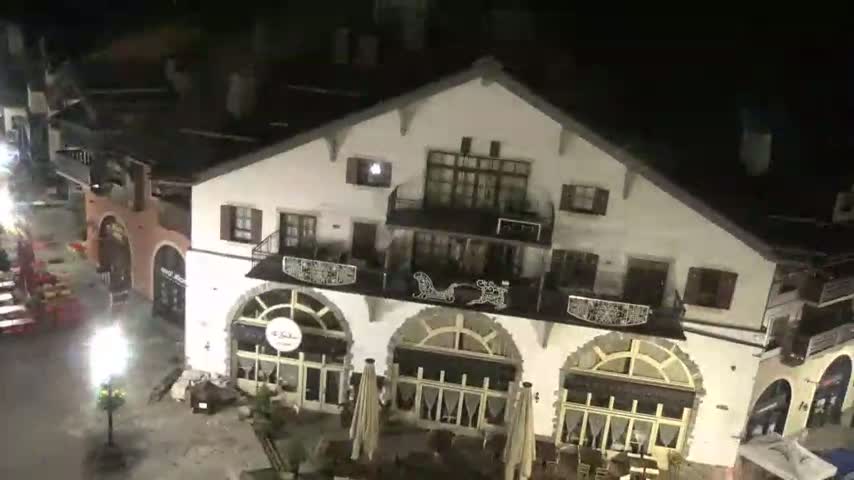 Les Arcs, Arc 1950 Ski Village Live Cam - Bourg-Saint-Maurice, Savoie, Auvergne-Rhône-Alpes, France
