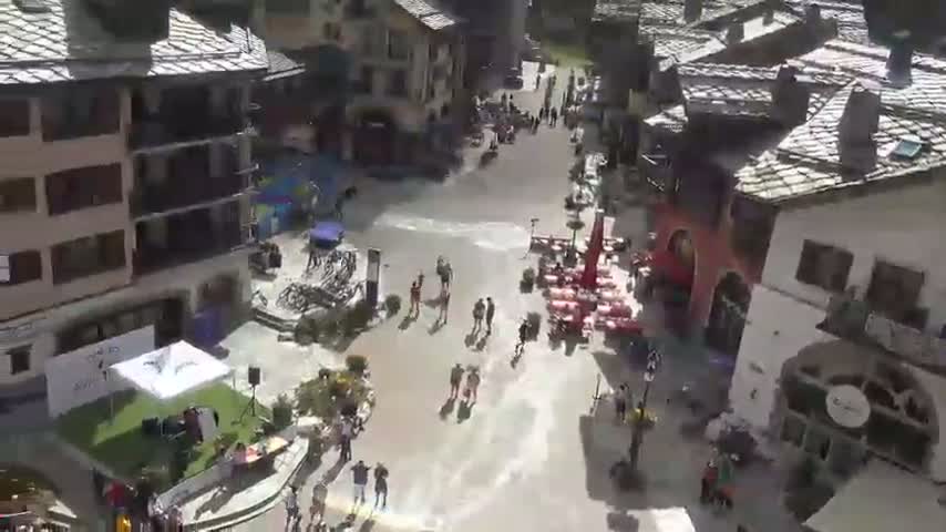 Les Arcs, Arc 1950 Ski Village Live Cam - Bourg-Saint-Maurice, Savoie, Auvergne-Rhône-Alpes, France