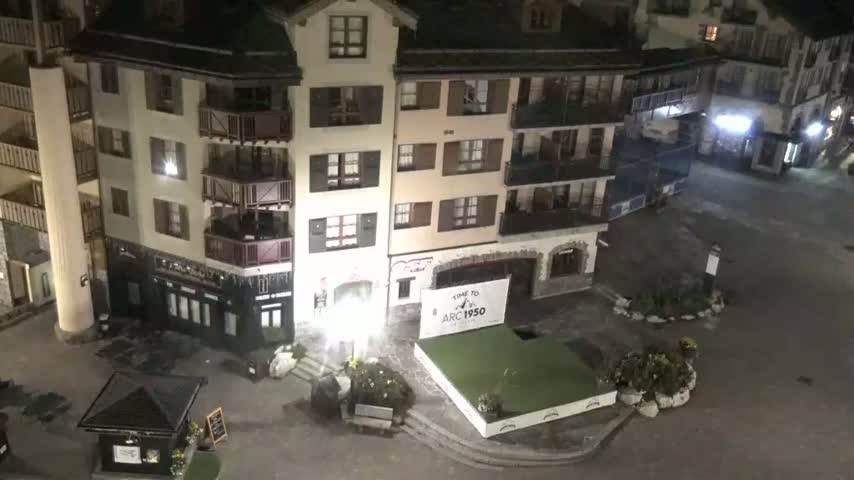 Les Arcs, Arc 1950 Ski Village Live Cam - Bourg-Saint-Maurice, Savoie, Auvergne-Rhône-Alpes, France