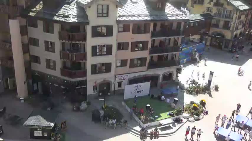 Les Arcs, Arc 1950 Ski Village Live Cam - Bourg-Saint-Maurice, Savoie, Auvergne-Rhône-Alpes, France