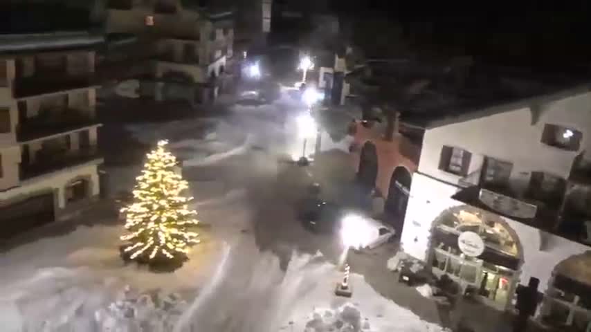 Les Arcs, Arc 1950 Ski Village Live Cam - Bourg-Saint-Maurice, Savoie, Auvergne-Rhône-Alpes, France