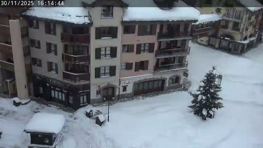 Les Arcs, Arc 1950 Ski Village Live Cam - Bourg-Saint-Maurice, Savoie, Auvergne-Rhône-Alpes, France