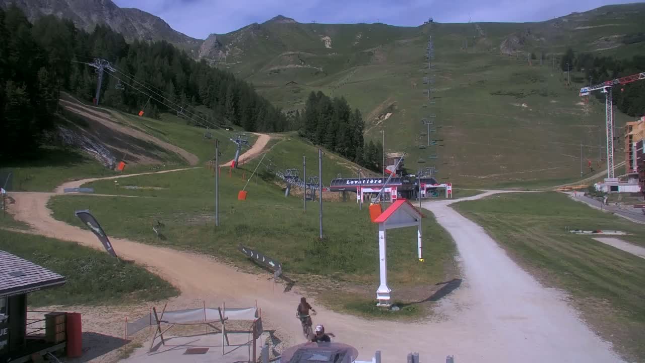 La Plagne Tarentaise, La Plagne Ski Village & Ski Slopes Live Cam - Bourg-Saint-Maurice, Savoie, 	Auvergne-Rhône-Alpes, France