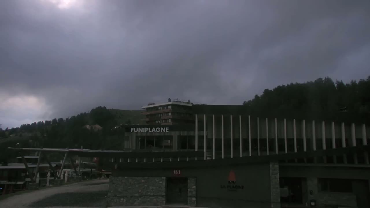 La Plagne Tarentaise, La Plagne Ski Village & Ski Slopes Live Cam - Bourg-Saint-Maurice, Savoie, 	Auvergne-Rhône-Alpes, France