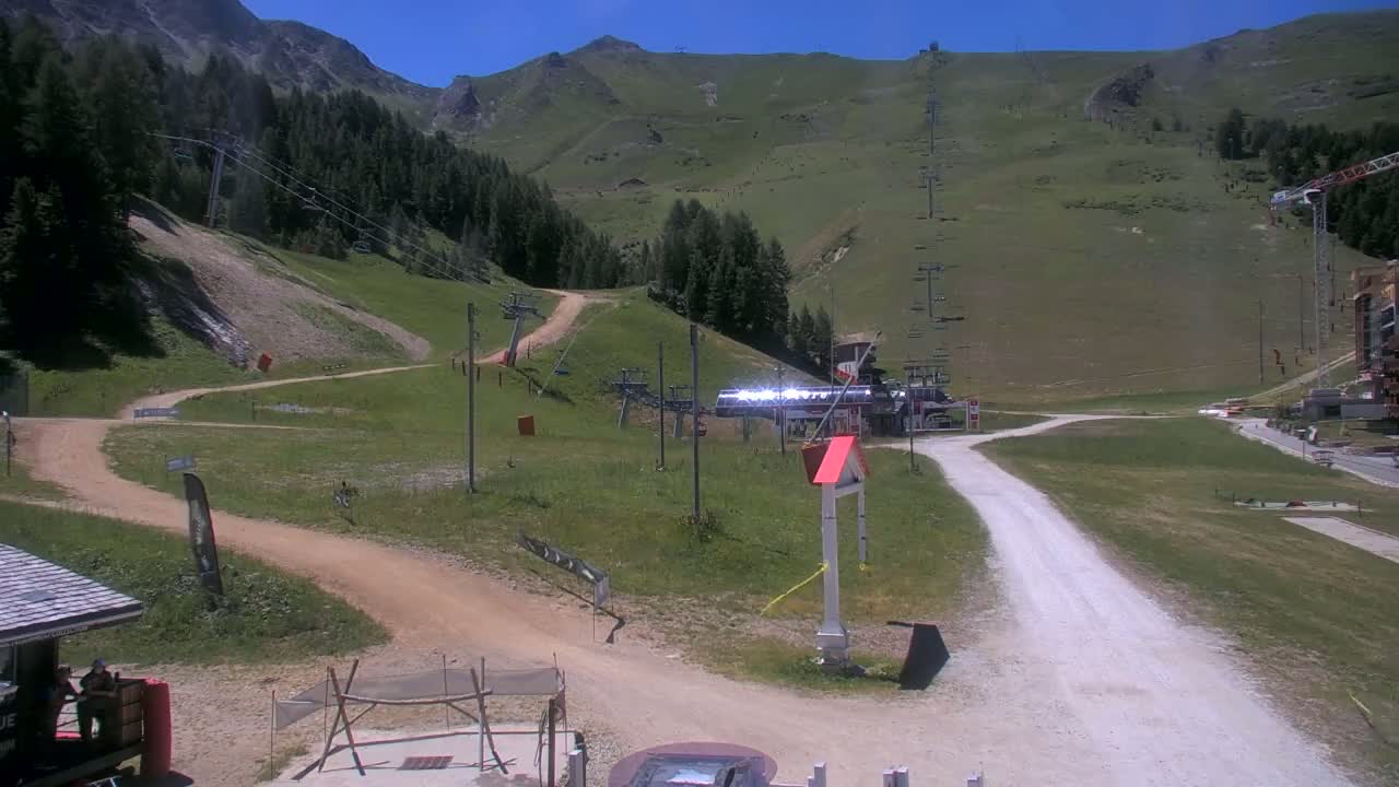 La Plagne Tarentaise, La Plagne Ski Village & Ski Slopes Live Cam - Bourg-Saint-Maurice, Savoie, 	Auvergne-Rhône-Alpes, France