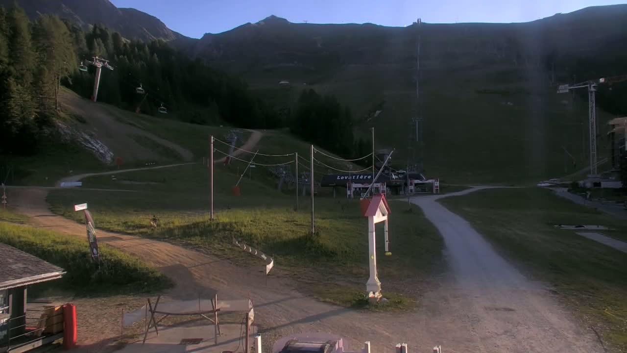 La Plagne Tarentaise, La Plagne Ski Village & Ski Slopes Live Cam - Bourg-Saint-Maurice, Savoie, 	Auvergne-Rhône-Alpes, France