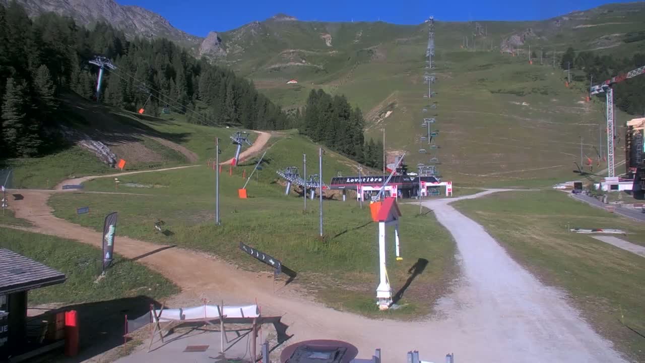 La Plagne Tarentaise, La Plagne Ski Village & Ski Slopes Live Cam - Bourg-Saint-Maurice, Savoie, 	Auvergne-Rhône-Alpes, France