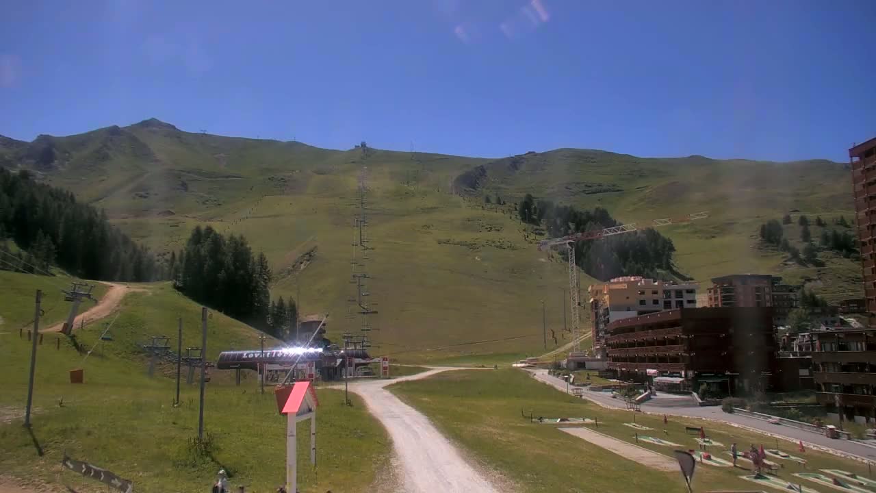 La Plagne Tarentaise, La Plagne Ski Village & Ski Slopes Live Cam - Bourg-Saint-Maurice, Savoie, 	Auvergne-Rhône-Alpes, France