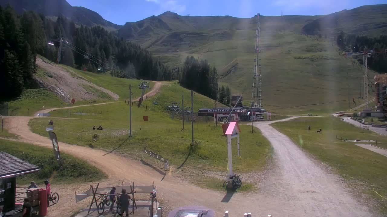 La Plagne Tarentaise, La Plagne Ski Village & Ski Slopes Live Cam - Bourg-Saint-Maurice, Savoie, 	Auvergne-Rhône-Alpes, France