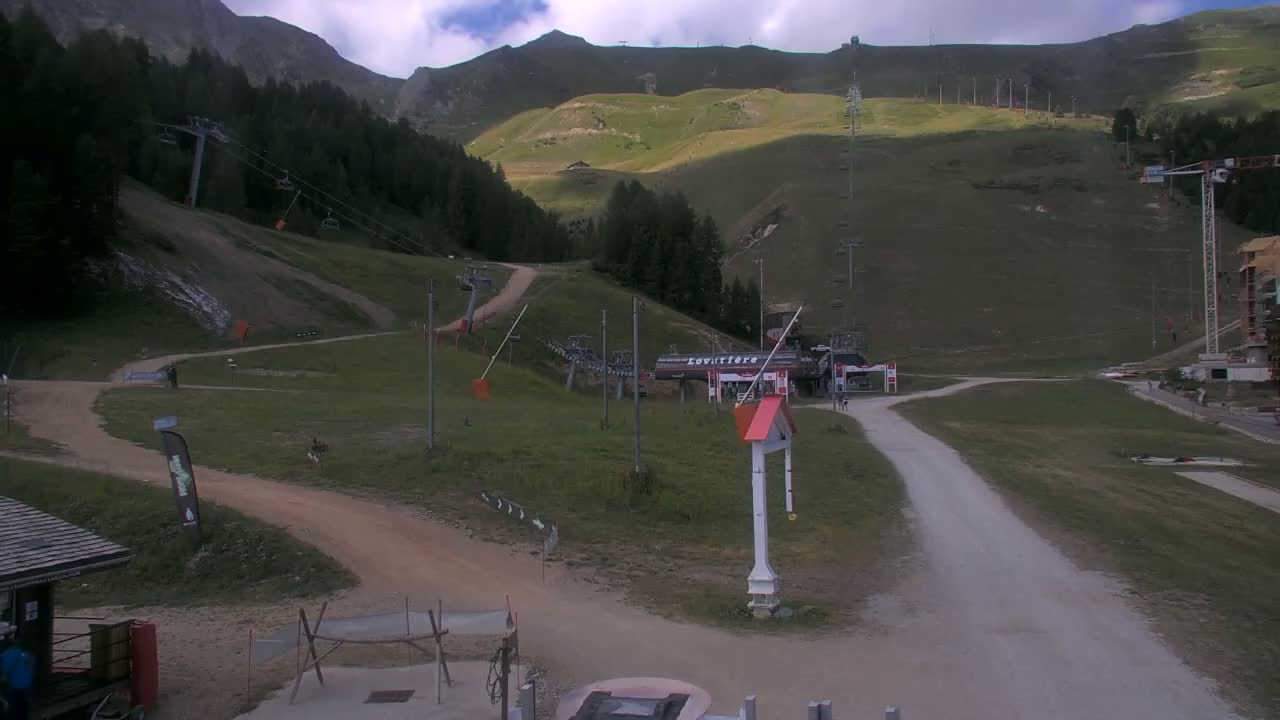 La Plagne Tarentaise, La Plagne Ski Village & Ski Slopes Live Cam - Bourg-Saint-Maurice, Savoie, 	Auvergne-Rhône-Alpes, France