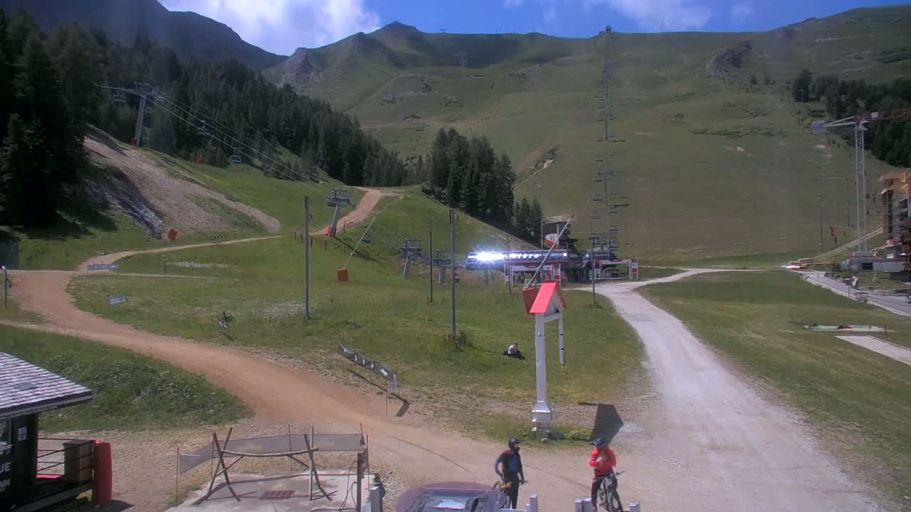 La Plagne Tarentaise, La Plagne Ski Village & Ski Slopes Live Cam - Bourg-Saint-Maurice, Savoie, 	Auvergne-Rhône-Alpes, France