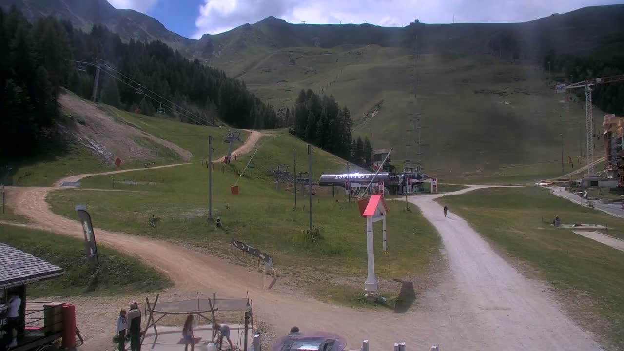 La Plagne Tarentaise, La Plagne Ski Village & Ski Slopes Live Cam - Bourg-Saint-Maurice, Savoie, 	Auvergne-Rhône-Alpes, France