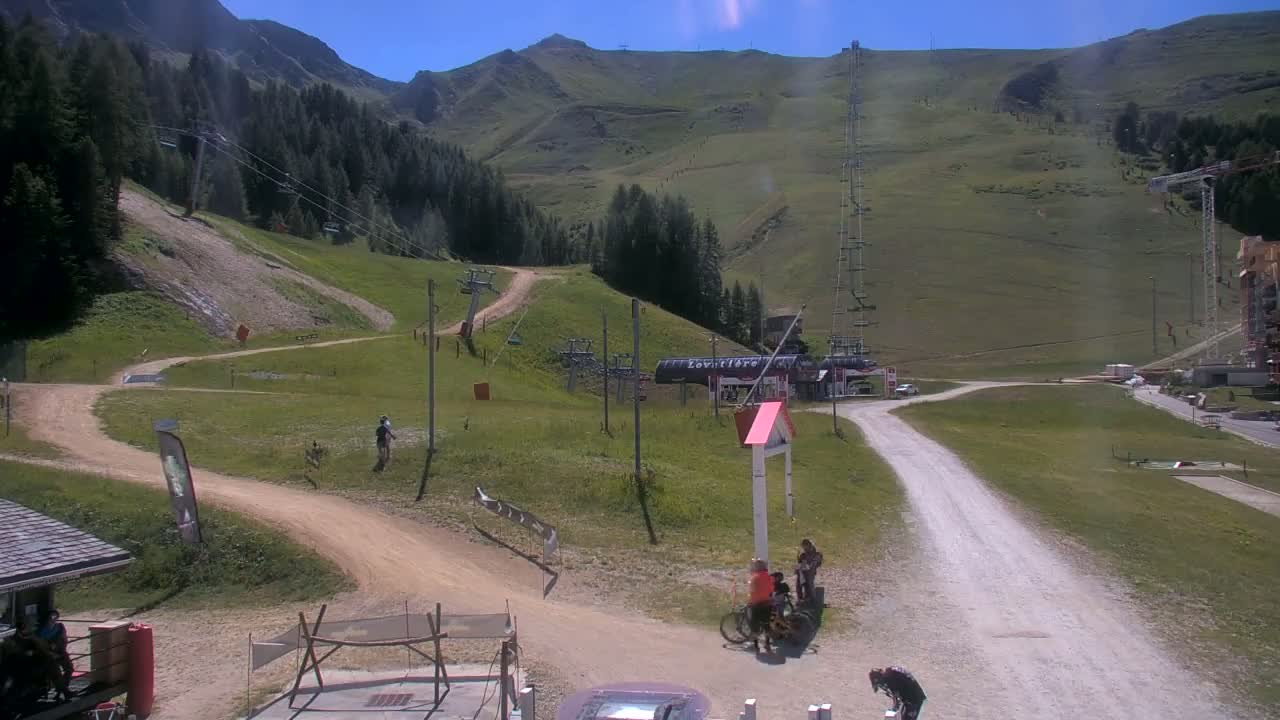 La Plagne Tarentaise, La Plagne Ski Village & Ski Slopes Live Cam - Bourg-Saint-Maurice, Savoie, 	Auvergne-Rhône-Alpes, France