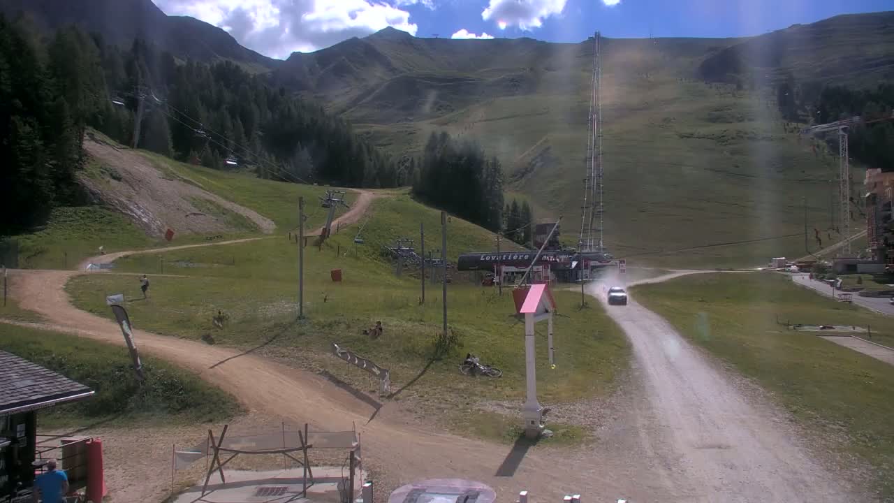 La Plagne Tarentaise, La Plagne Ski Village & Ski Slopes Live Cam - Bourg-Saint-Maurice, Savoie, 	Auvergne-Rhône-Alpes, France