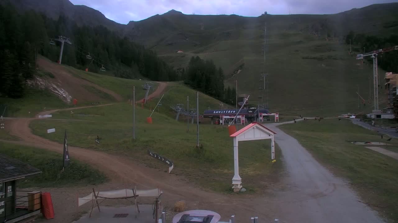 La Plagne Tarentaise, La Plagne Ski Village & Ski Slopes Live Cam - Bourg-Saint-Maurice, Savoie, 	Auvergne-Rhône-Alpes, France