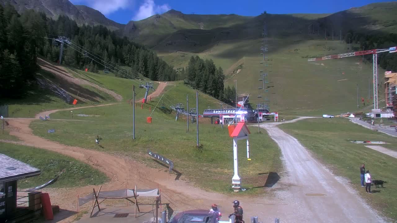 La Plagne Tarentaise, La Plagne Ski Village & Ski Slopes Live Cam - Bourg-Saint-Maurice, Savoie, 	Auvergne-Rhône-Alpes, France
