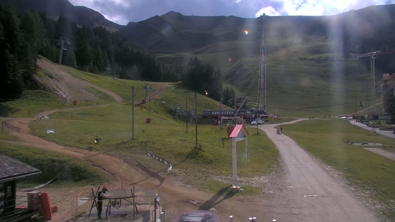 La Plagne Tarentaise, La Plagne Ski Village & Ski Slopes Live Cam - Bourg-Saint-Maurice, Savoie, 	Auvergne-Rhône-Alpes, France
